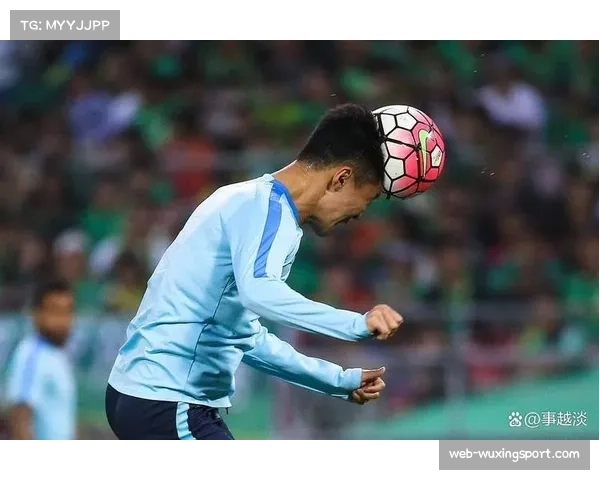 国米门将索默接受采访，谈在混合防守体系中门将指挥防线的角色变化